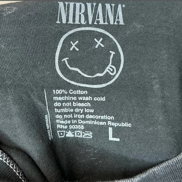 46. NWOT Urban Outfitters Nirvana Distressed Band Tee Size Large - Picture 3 of 4